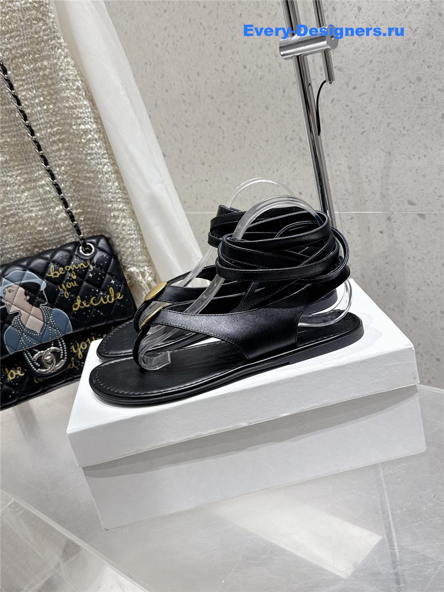 The R0w black strap flip flop flat sandals