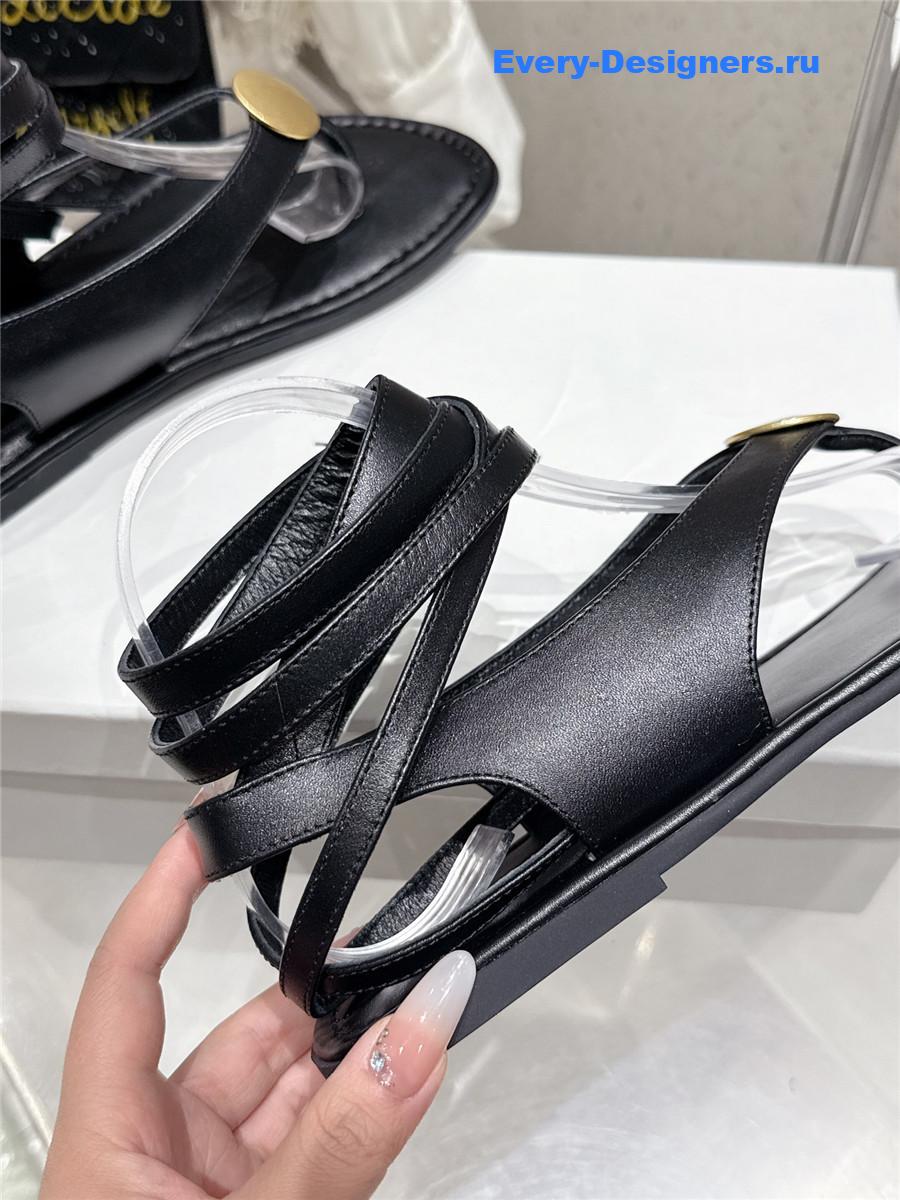 The R0w black strap flip flop flat sandals