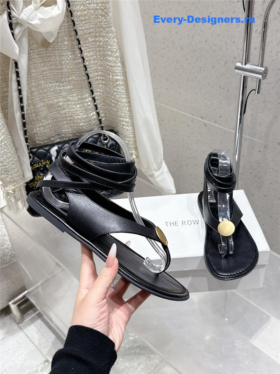 The R0w black strap flip flop flat sandals