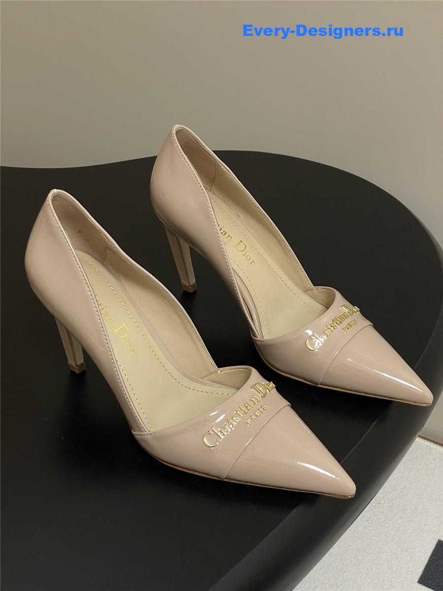 D10r beige patent pumps