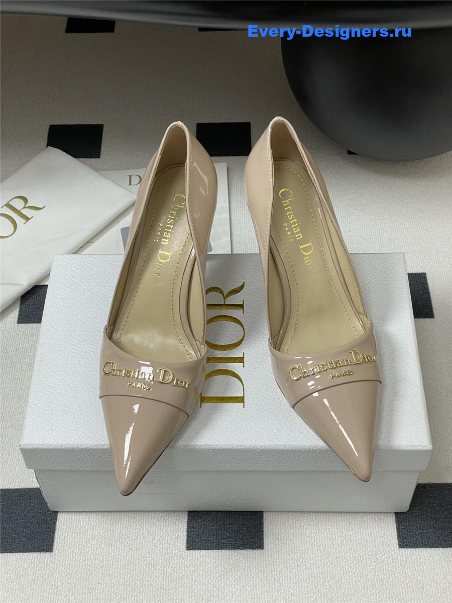 D10r beige patent pumps