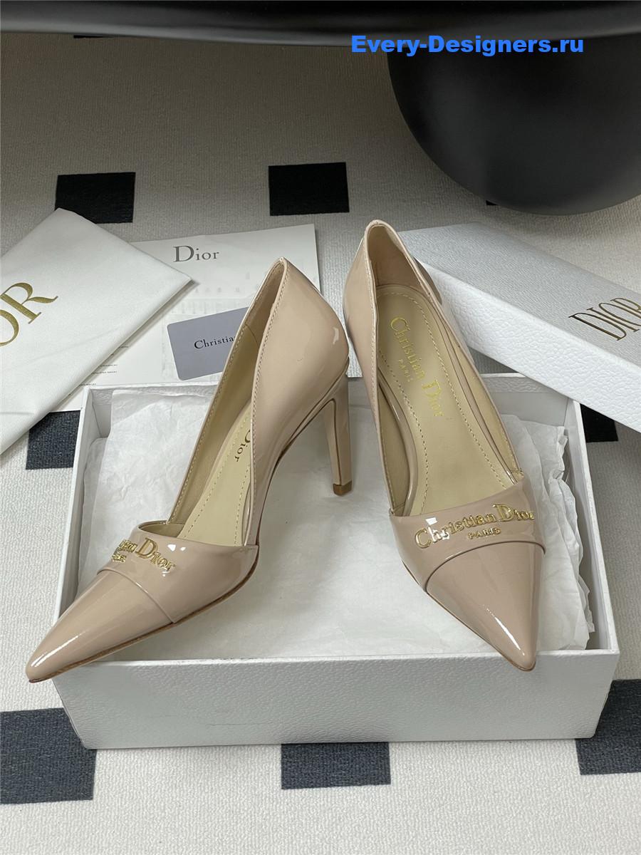D10r beige patent pumps