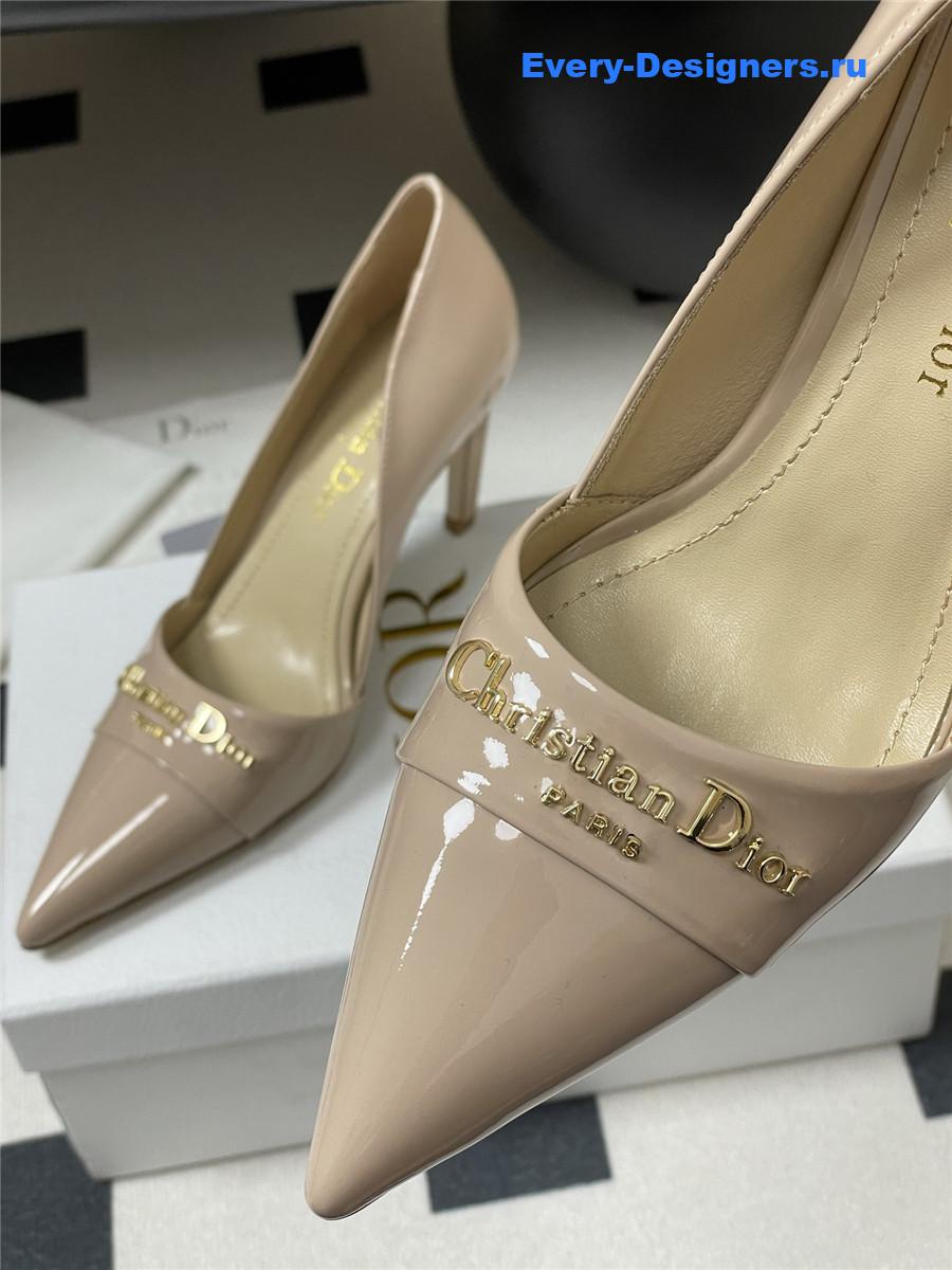 D10r beige patent pumps