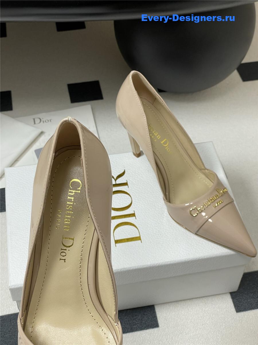 D10r beige patent pumps