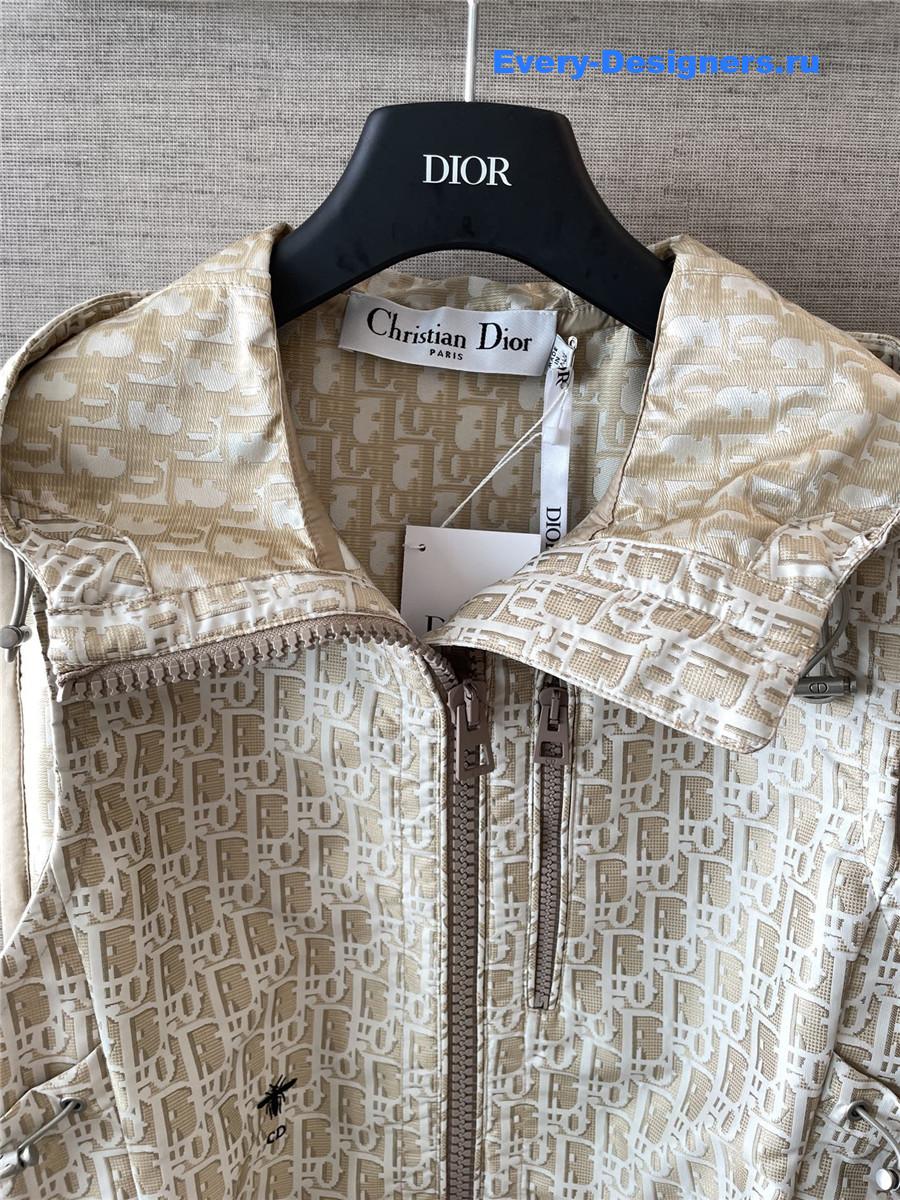 D10r hooded sleeveless vest in beige