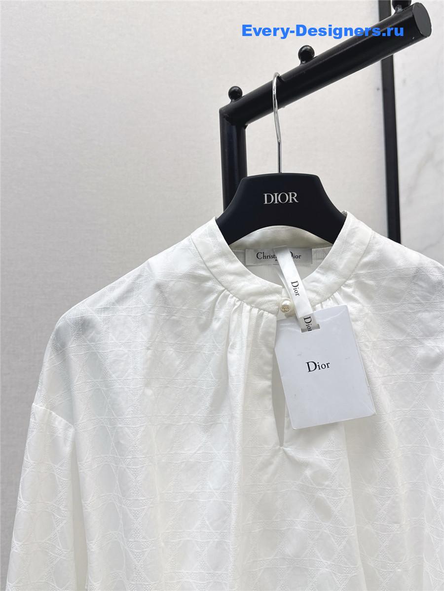 D10r cd white waist shirt