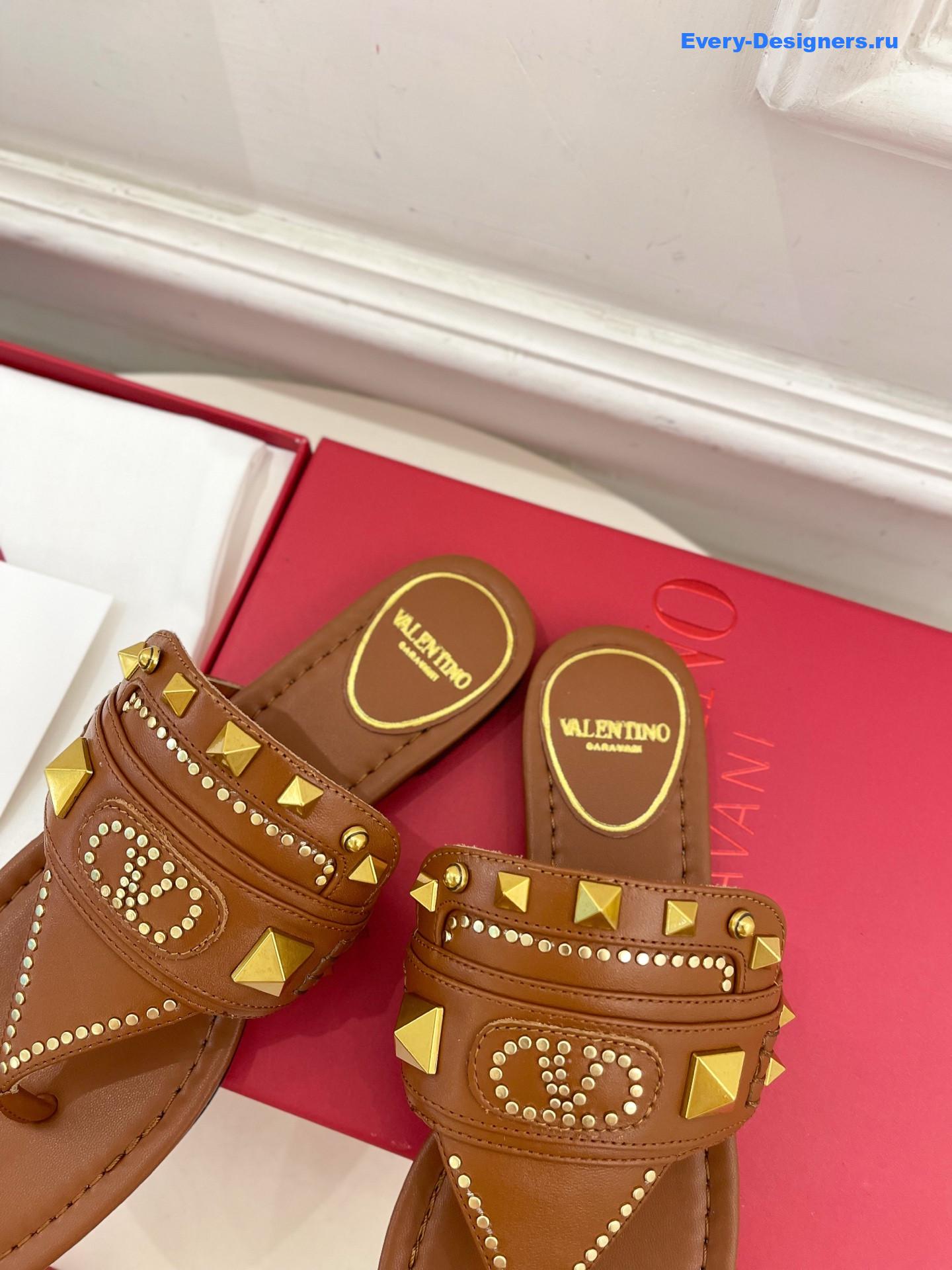 Va1e*ntin0 plaster caster brown thong sandals