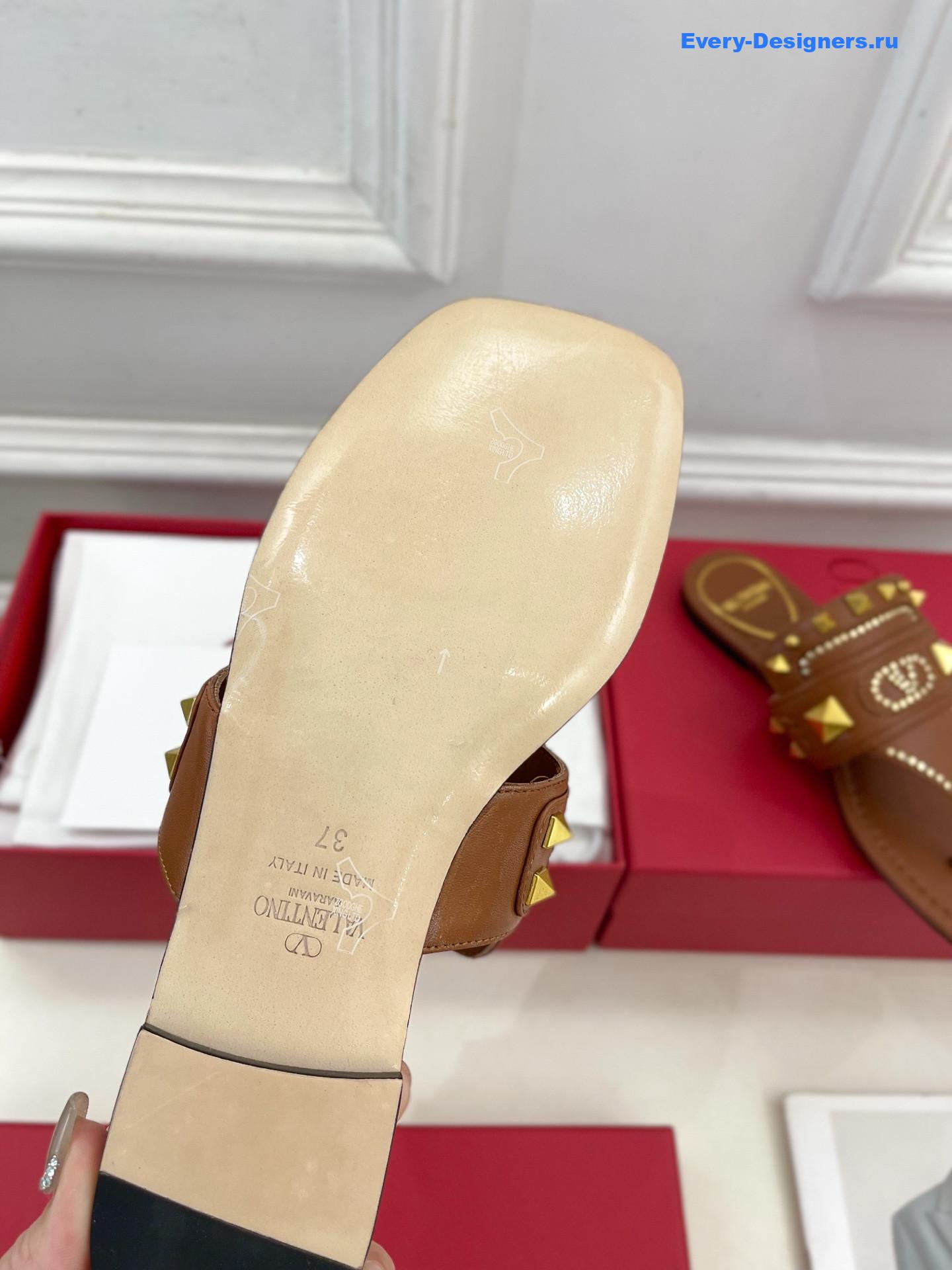 Va1e*ntin0 plaster caster brown thong sandals