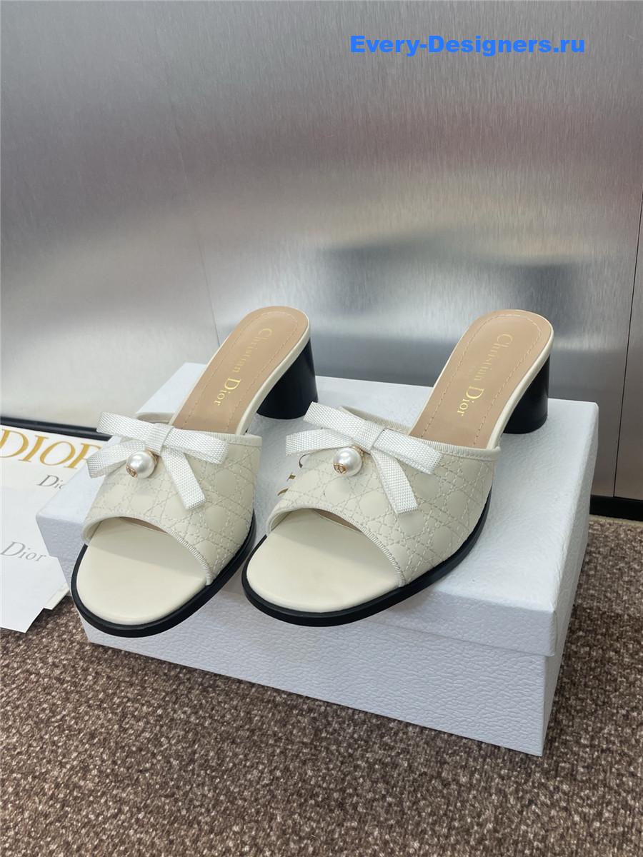 D10r 30 montaigne white calfskin slides