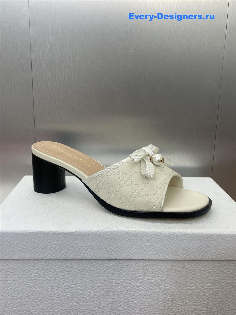D10r 30 montaigne white calfskin slides