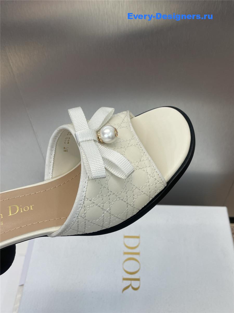 D10r 30 montaigne white calfskin slides