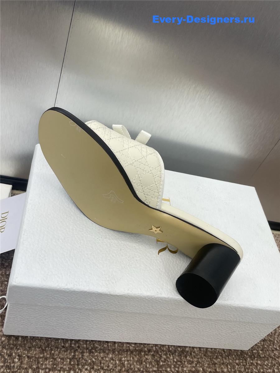 D10r 30 montaigne white calfskin slides