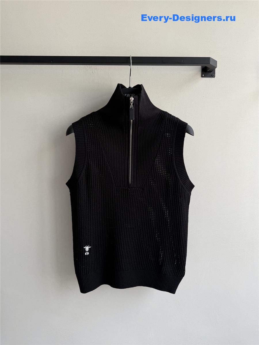 D10r black turtleneck zip vest
