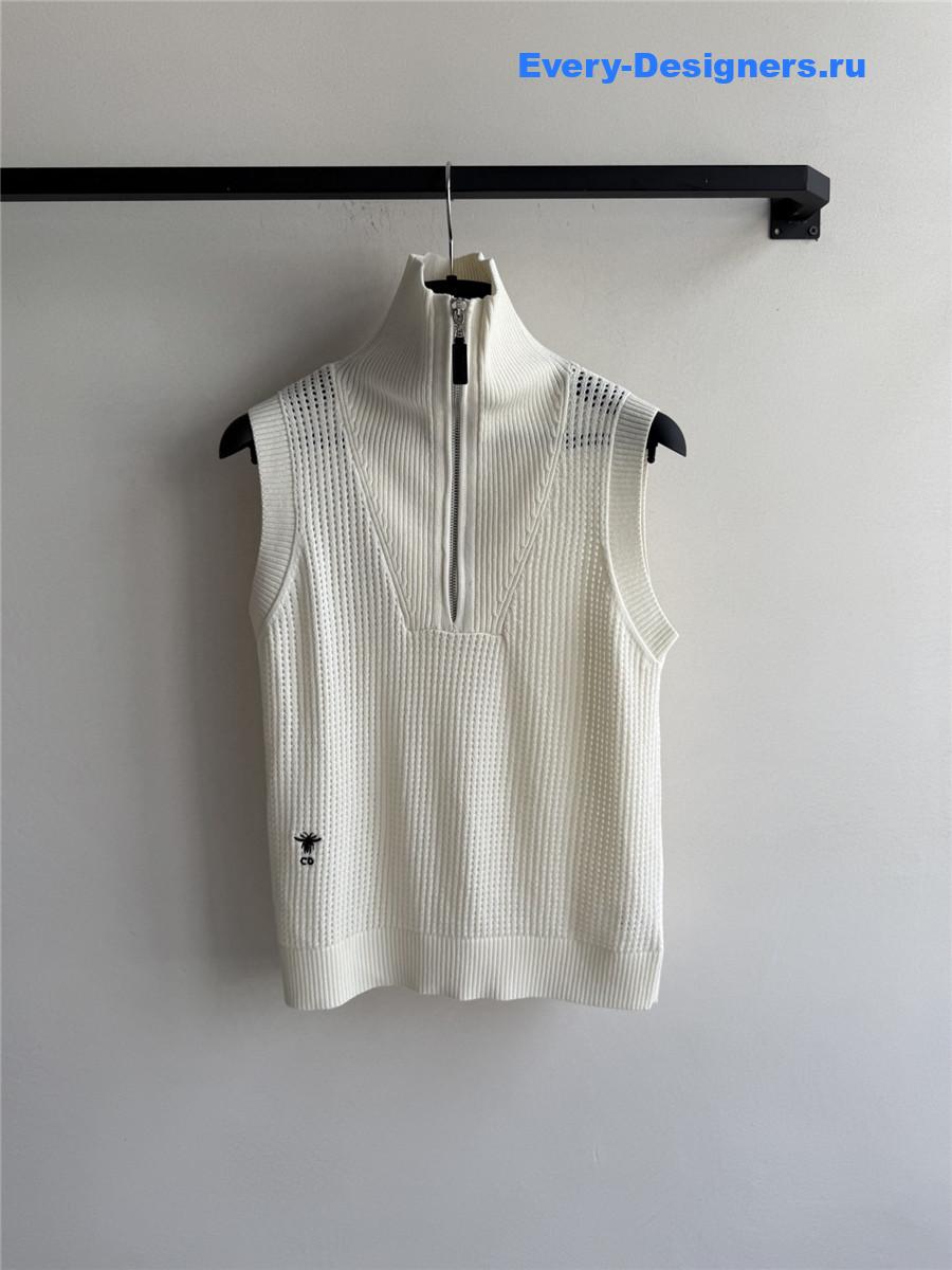 D10r white turtleneck zip vest