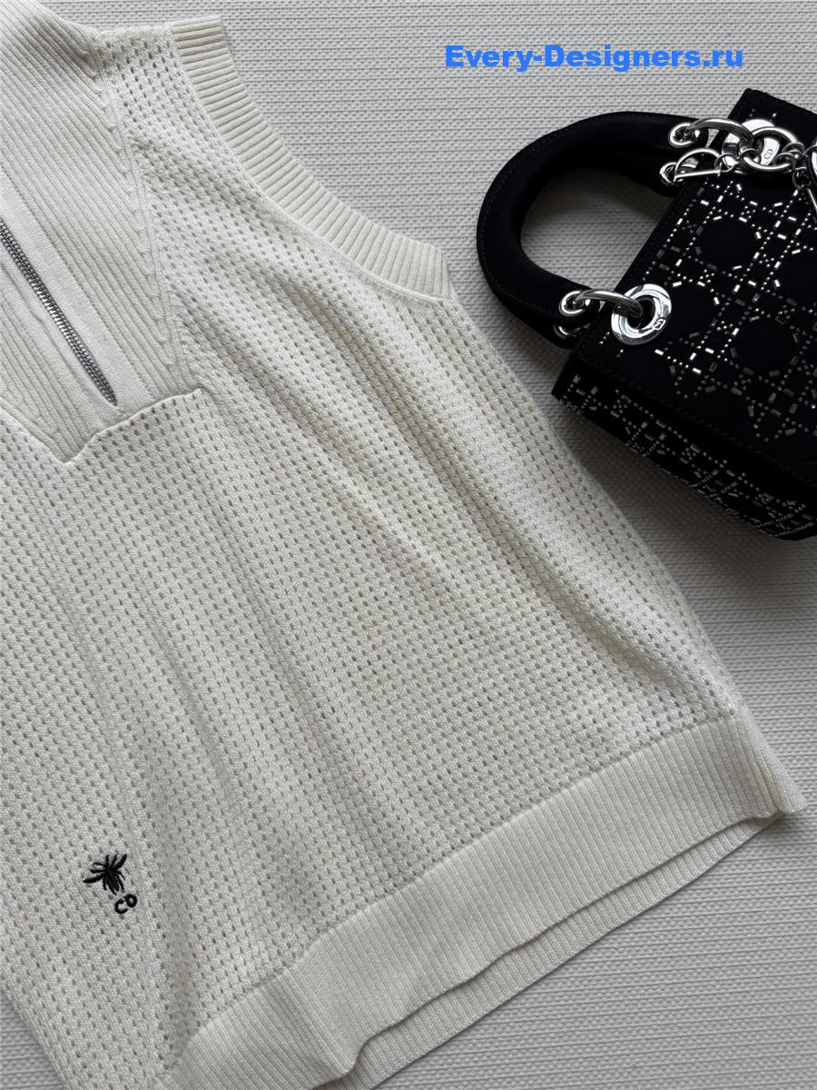 D10r white turtleneck zip vest