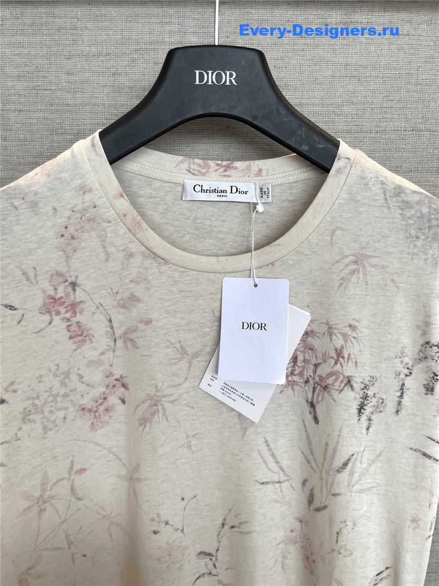 D10r flower spike t-shirt