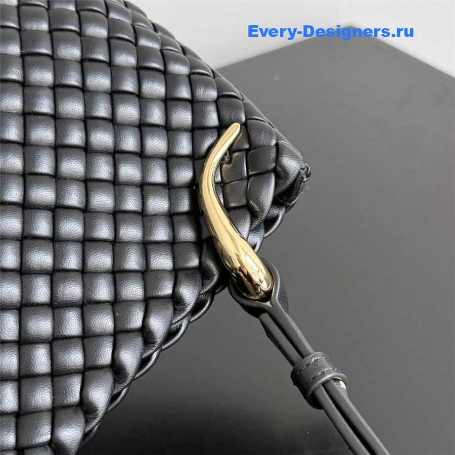 b0tt*ga Ven*ta pipe medium shoulder bag in black