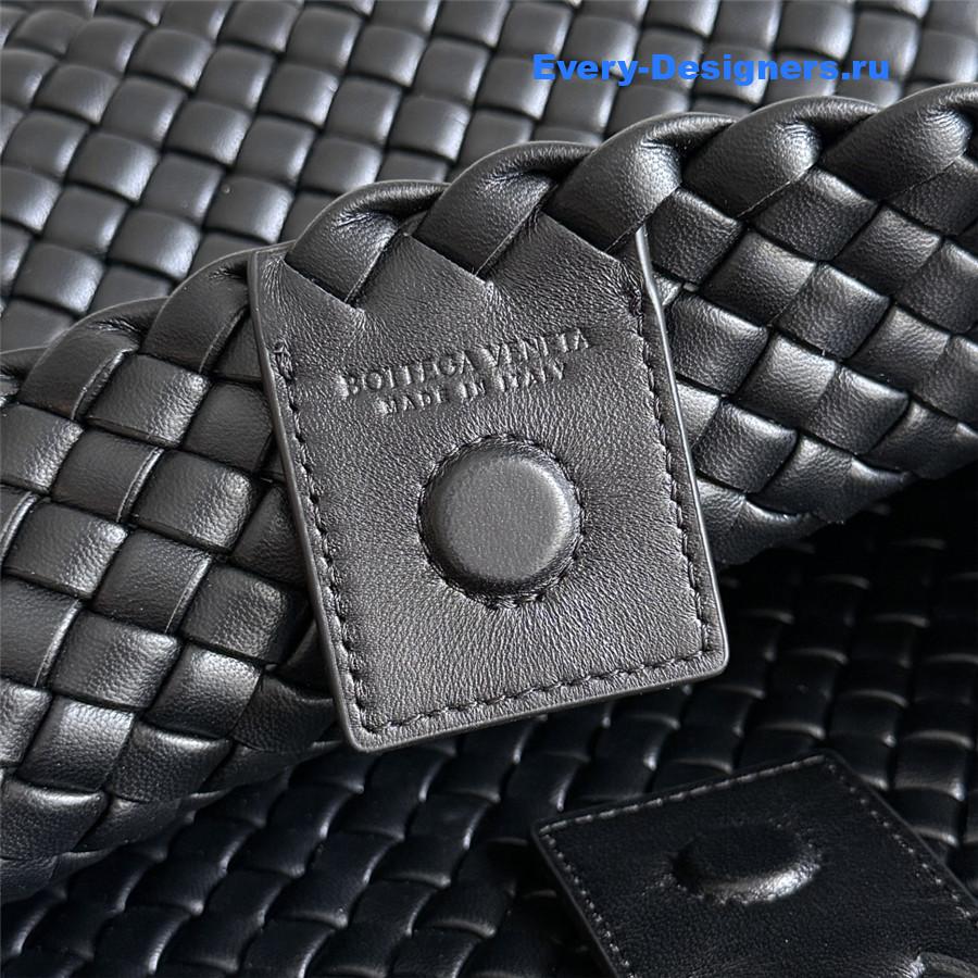 b0tt*ga Ven*ta pipe medium shoulder bag in black