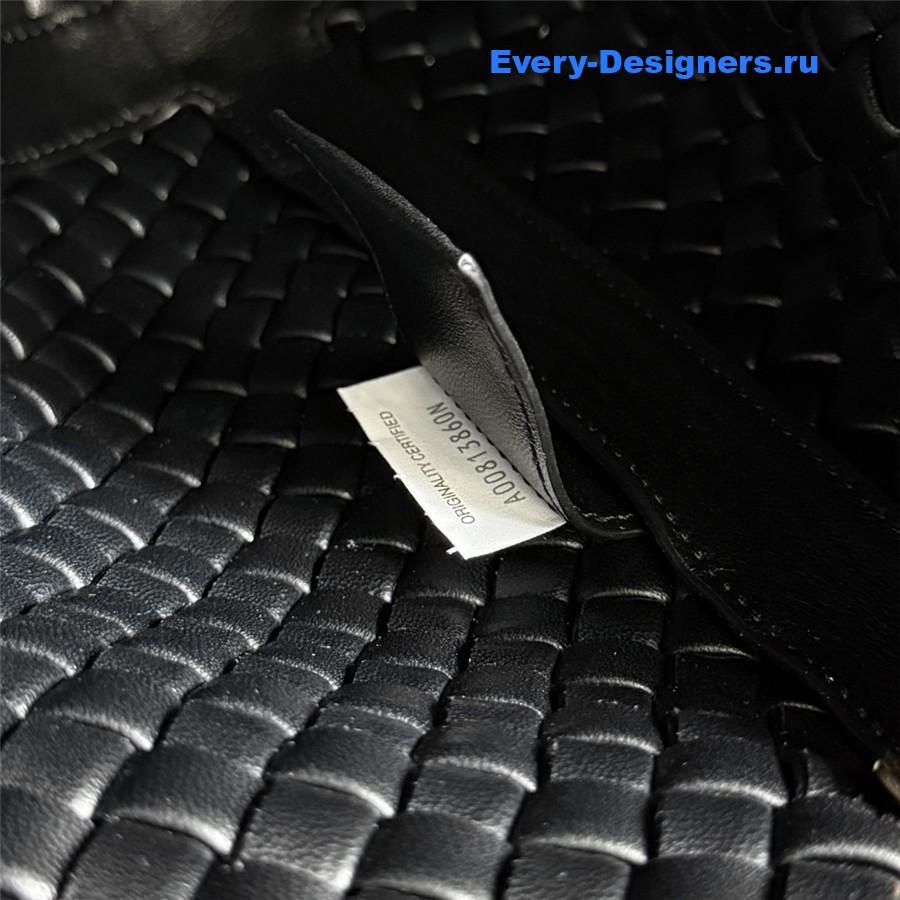 b0tt*ga Ven*ta pipe medium shoulder bag in black