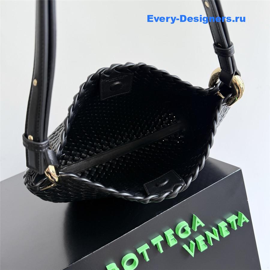 b0tt*ga Ven*ta pipe medium shoulder bag in black
