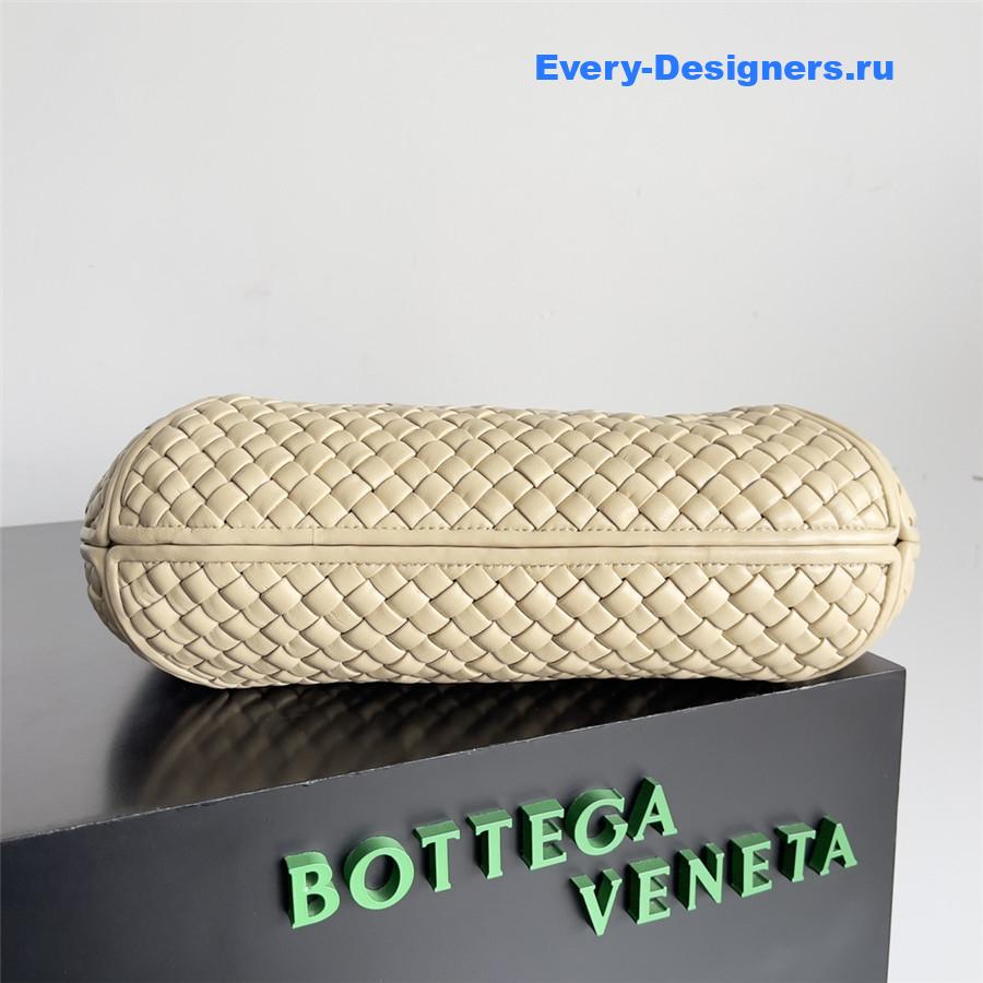 b0tt*ga Ven*ta beige pipe bag