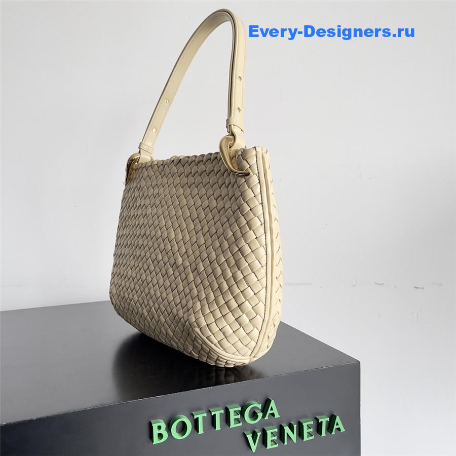 b0tt*ga Ven*ta beige pipe bag
