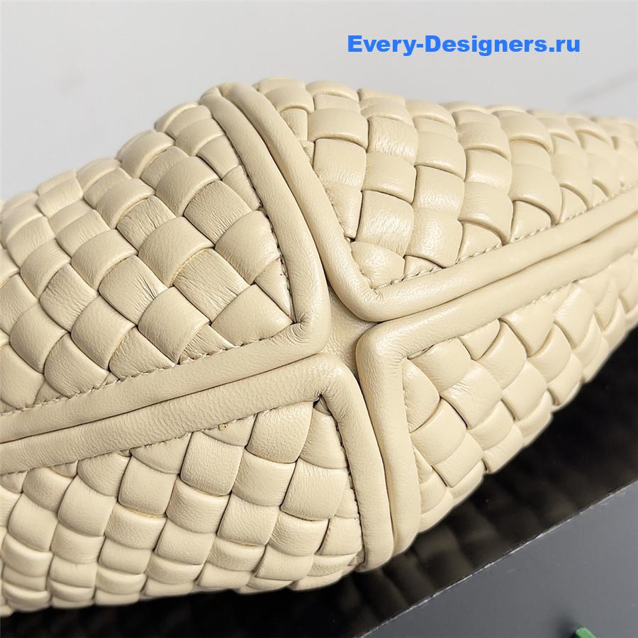 b0tt*ga Ven*ta beige pipe bag