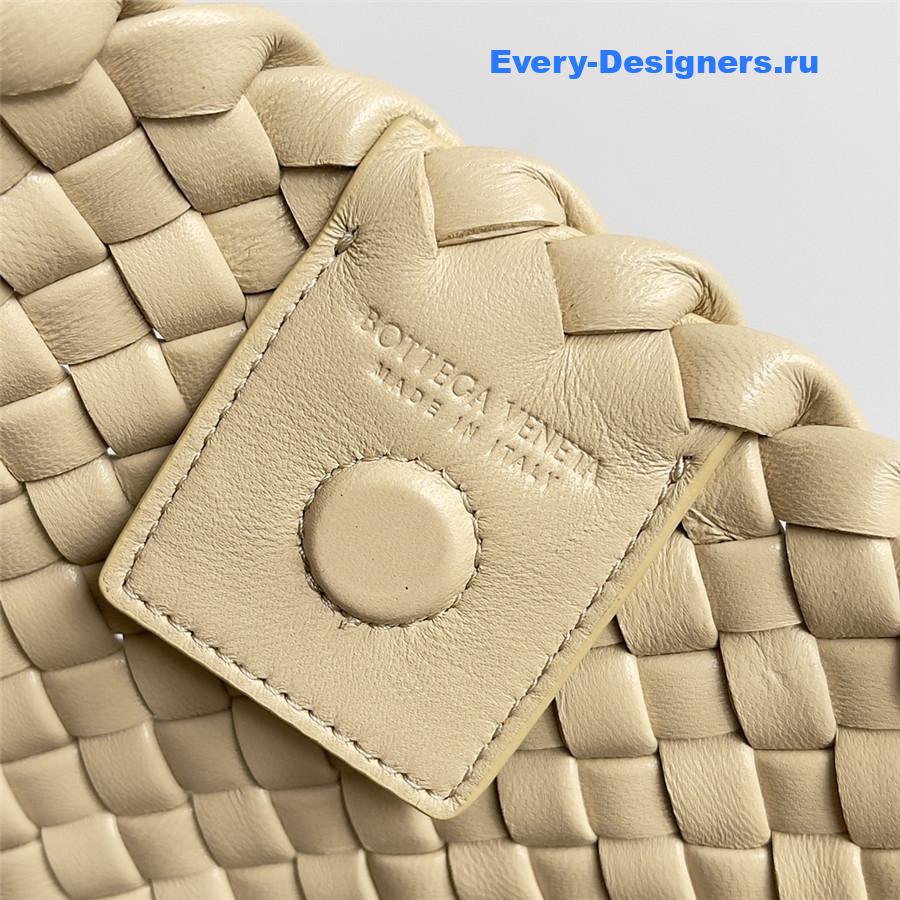 b0tt*ga Ven*ta beige pipe bag