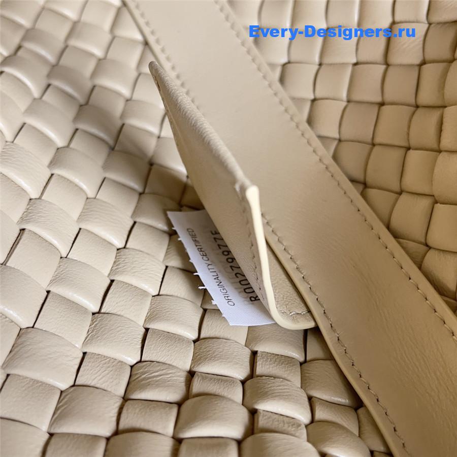 b0tt*ga Ven*ta beige pipe bag