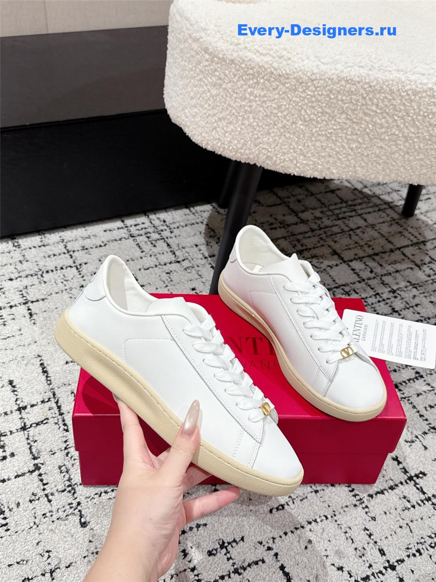 Va1e*ntin0 rockstud white sneakers