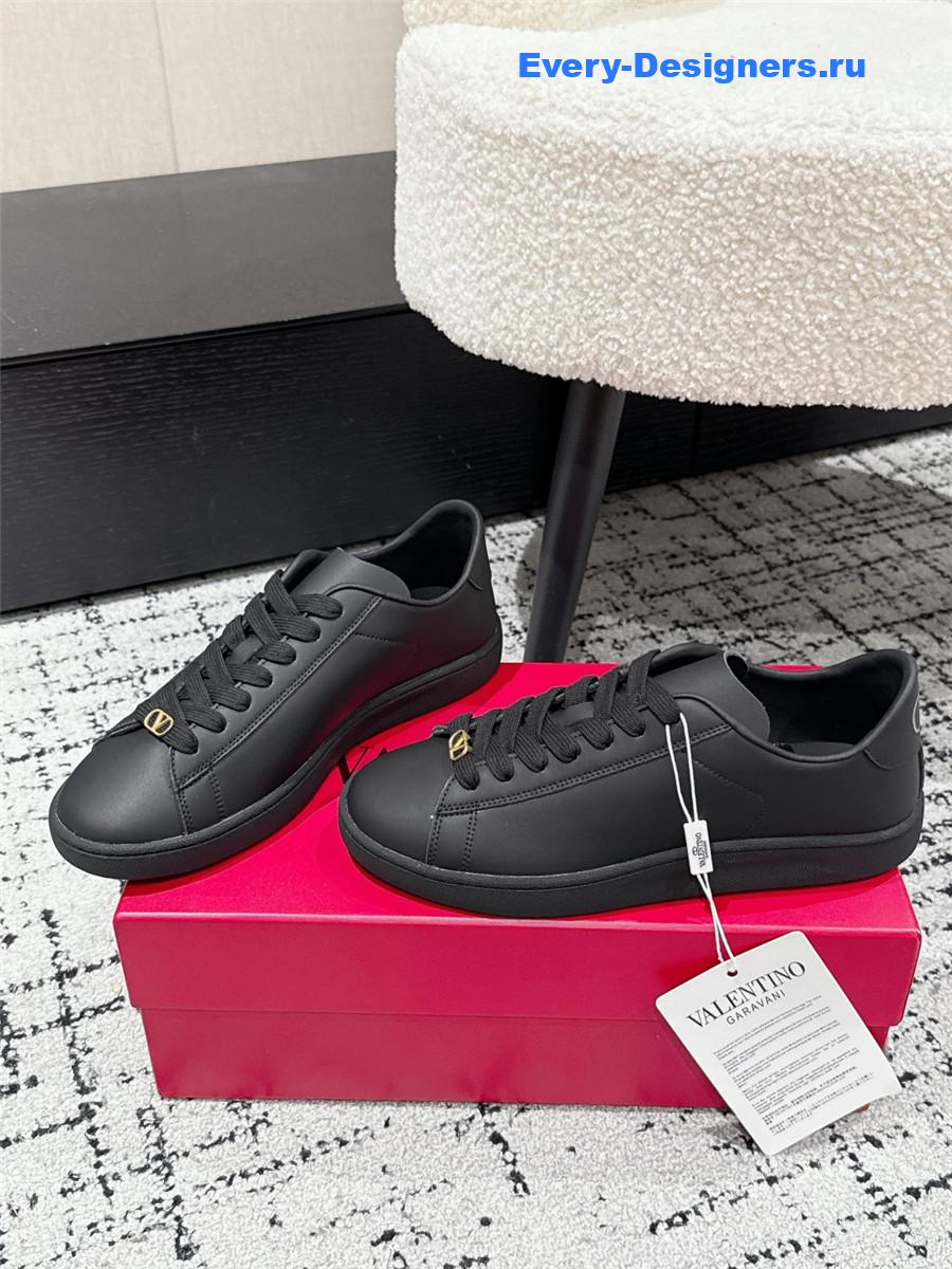 Va1e*ntin0 rockstud black sneakers