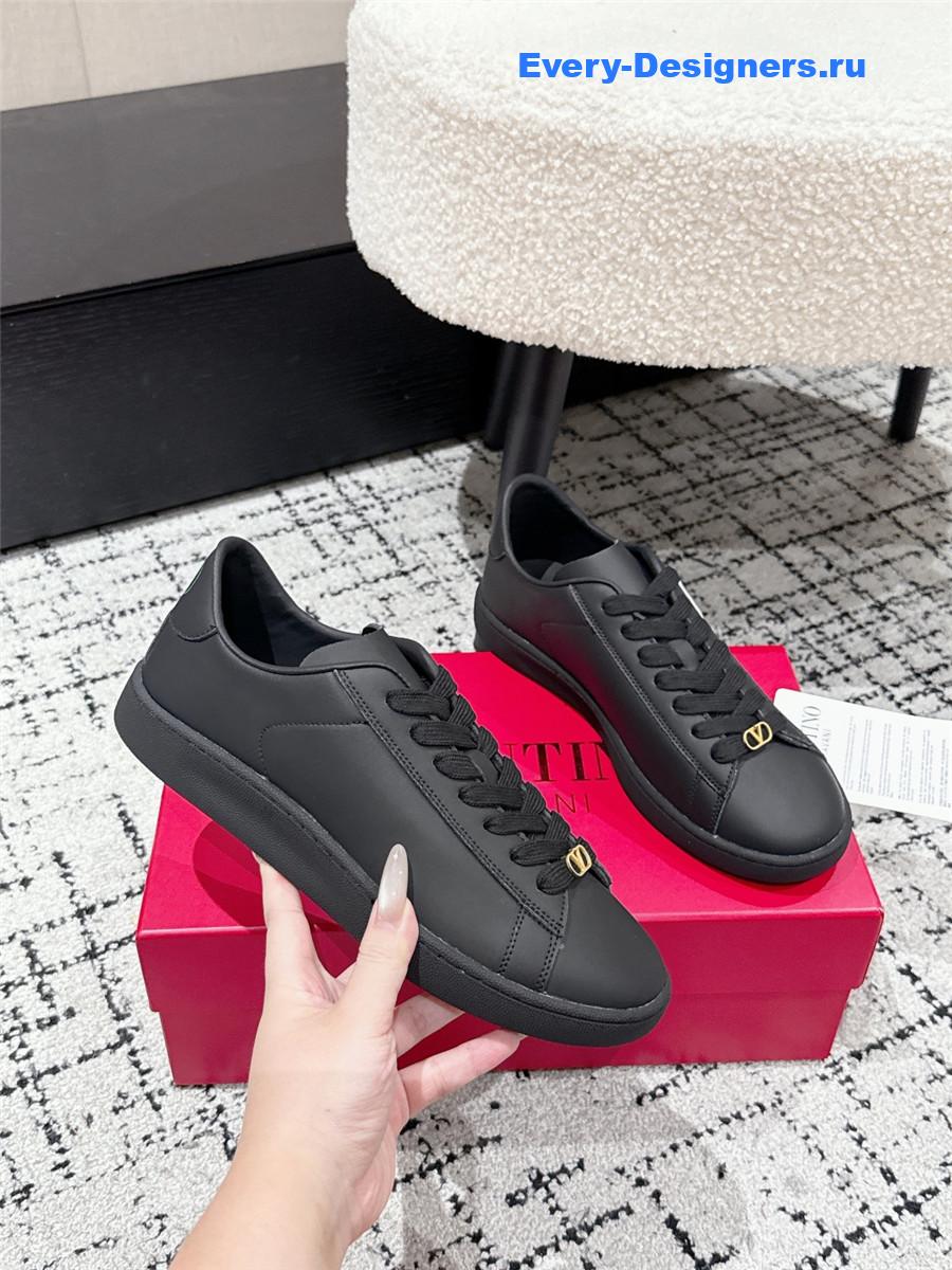 Va1e*ntin0 rockstud black sneakers