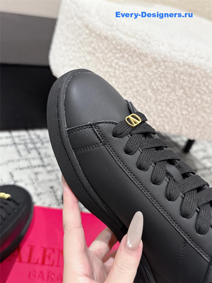 Va1e*ntin0 rockstud black sneakers