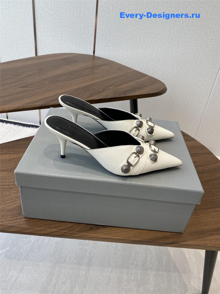 Ba1en*iaga cagole white pumps