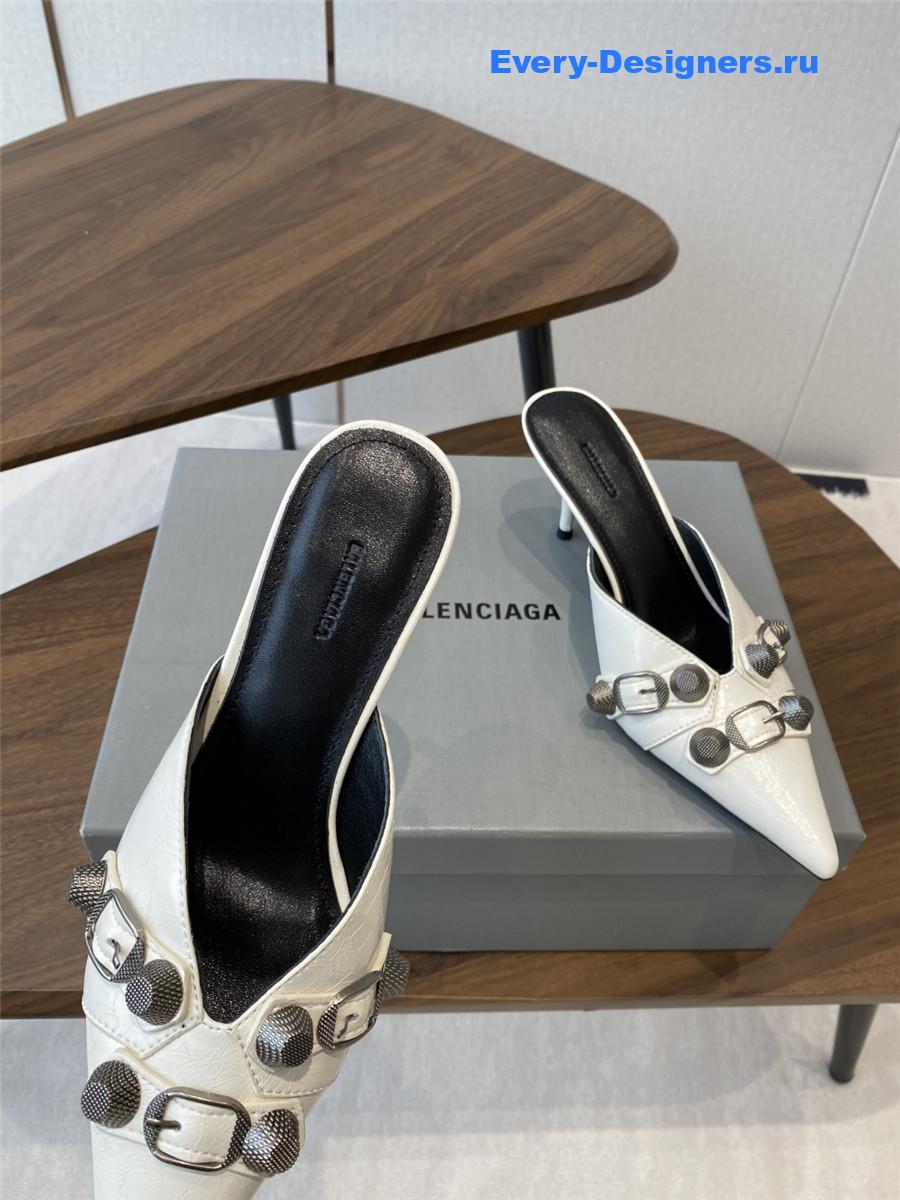 Ba1en*iaga cagole white pumps