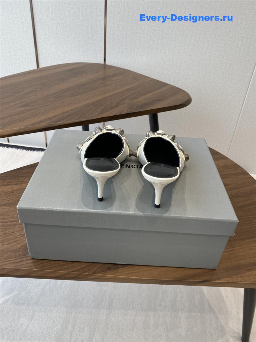 Ba1en*iaga cagole white pumps