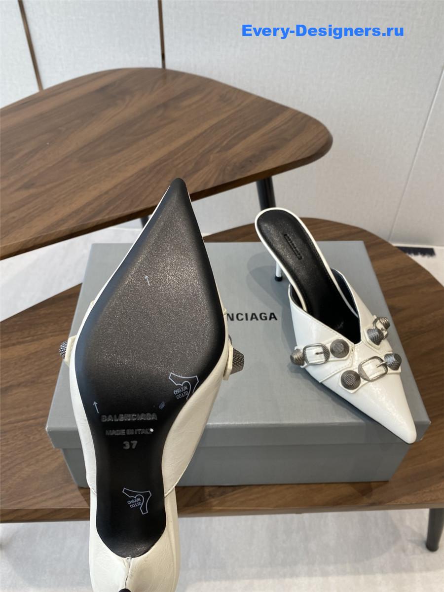 Ba1en*iaga cagole white pumps