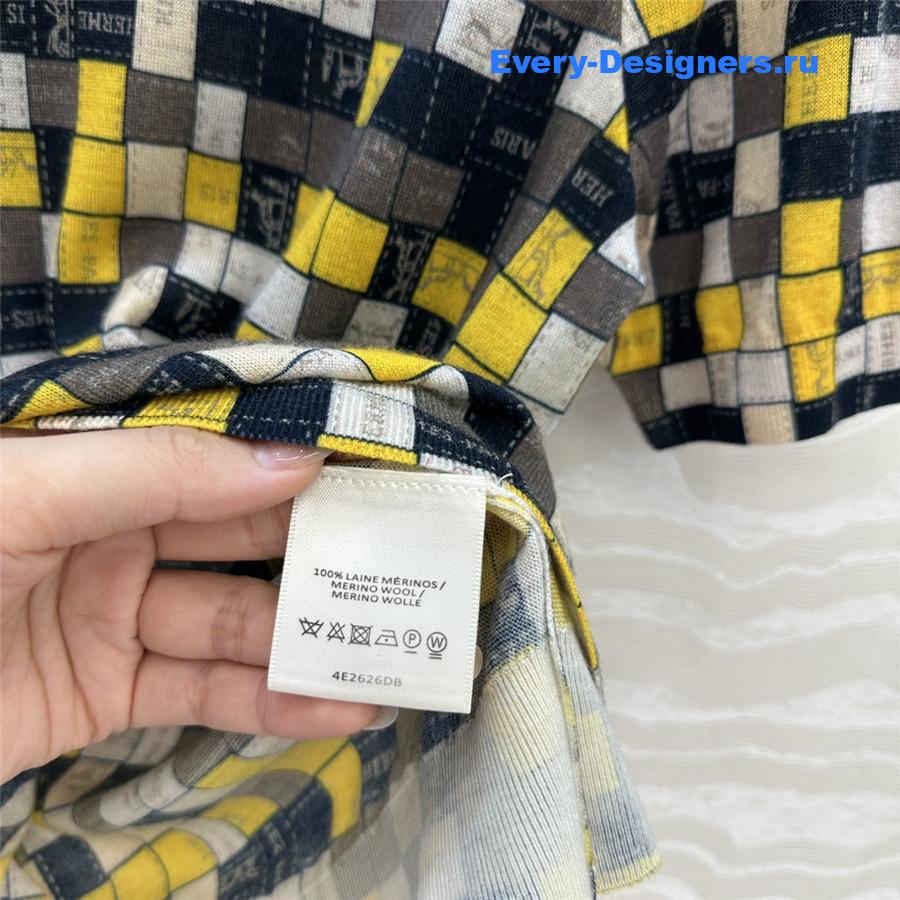 H**me5 mosaic print top