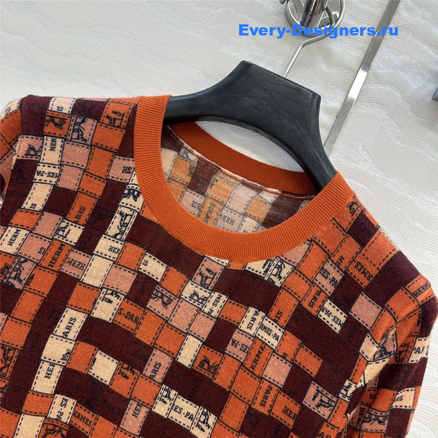 H**me5 red mosaic print top