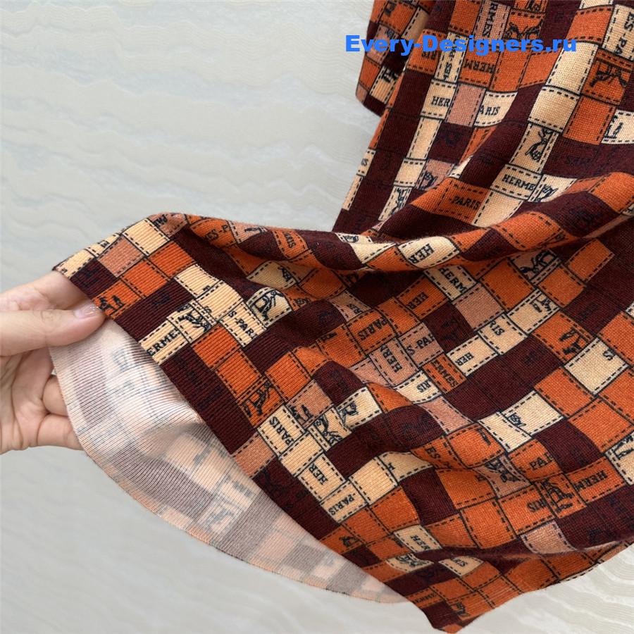 H**me5 red mosaic print top