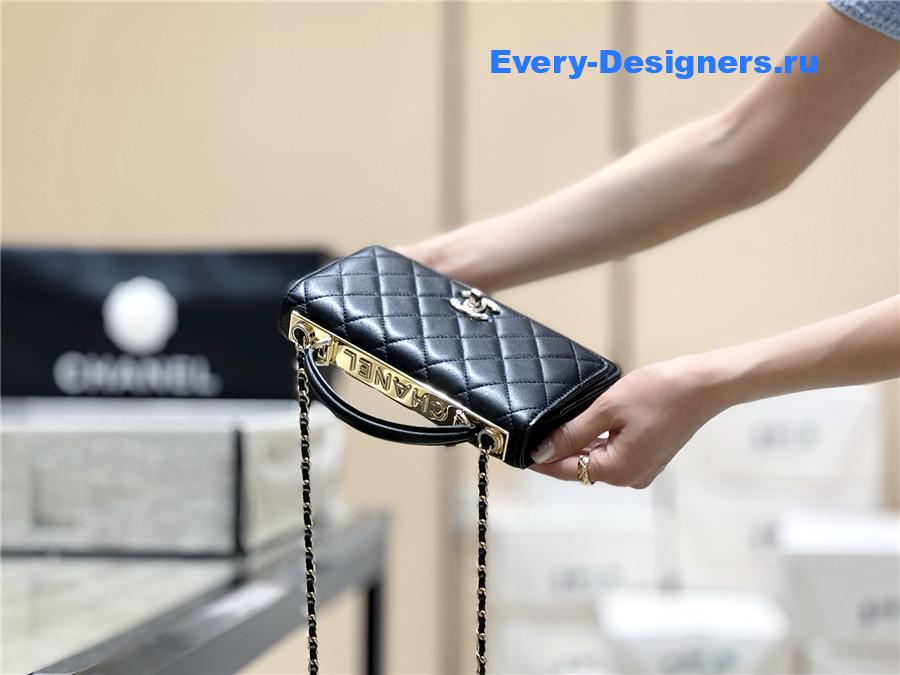 Ch**el strass wallet with chain