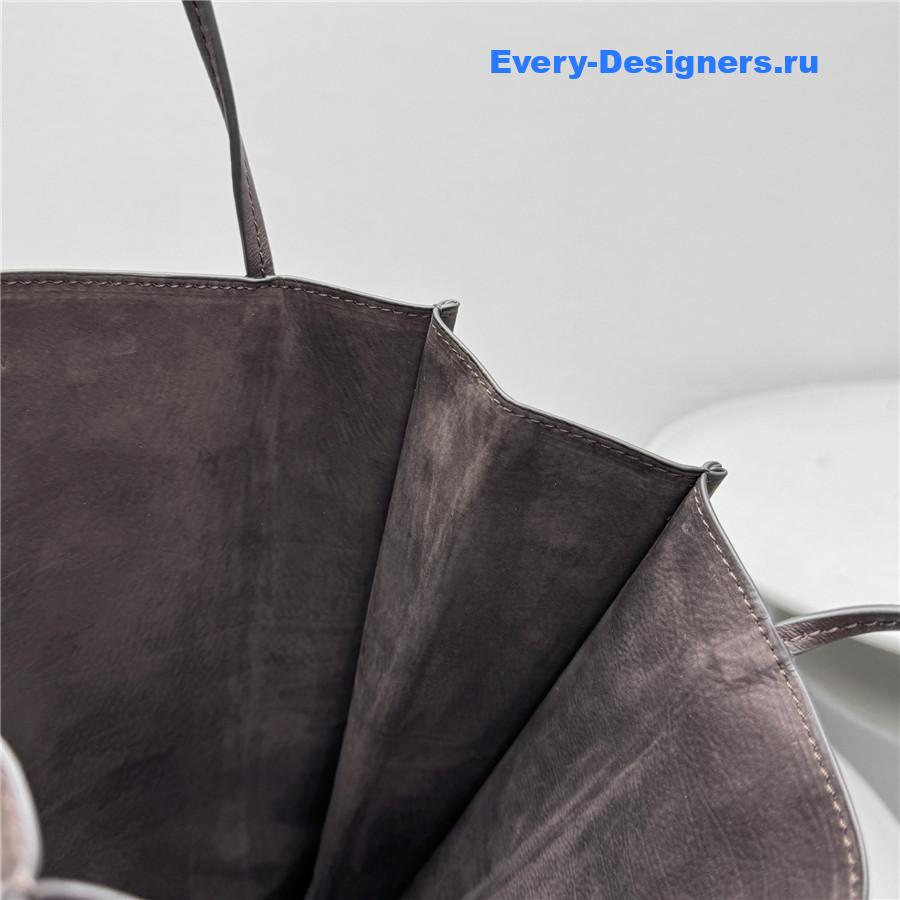 The R0w brown small to go tote