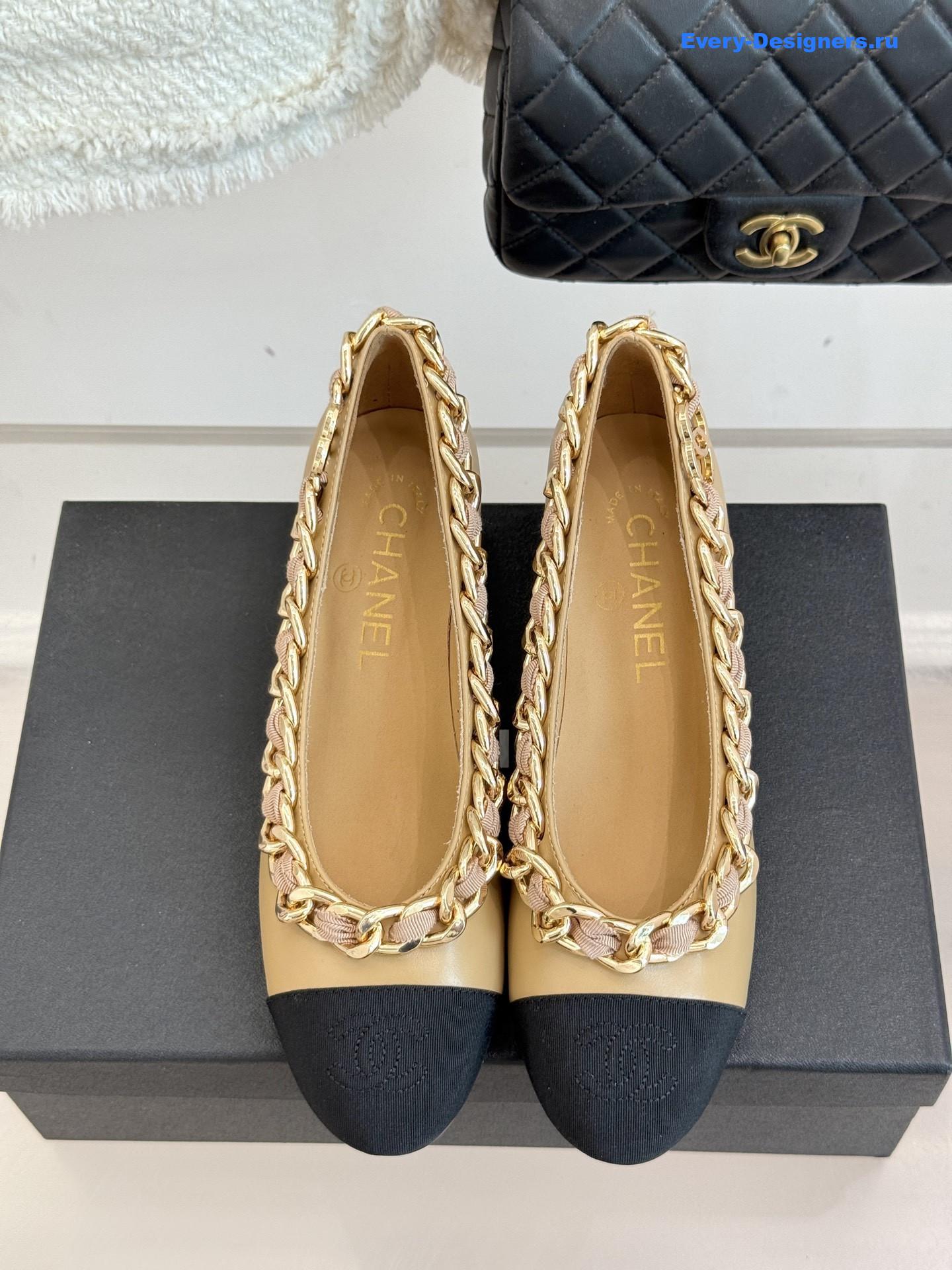 Ch**el beige tweed chain pumps