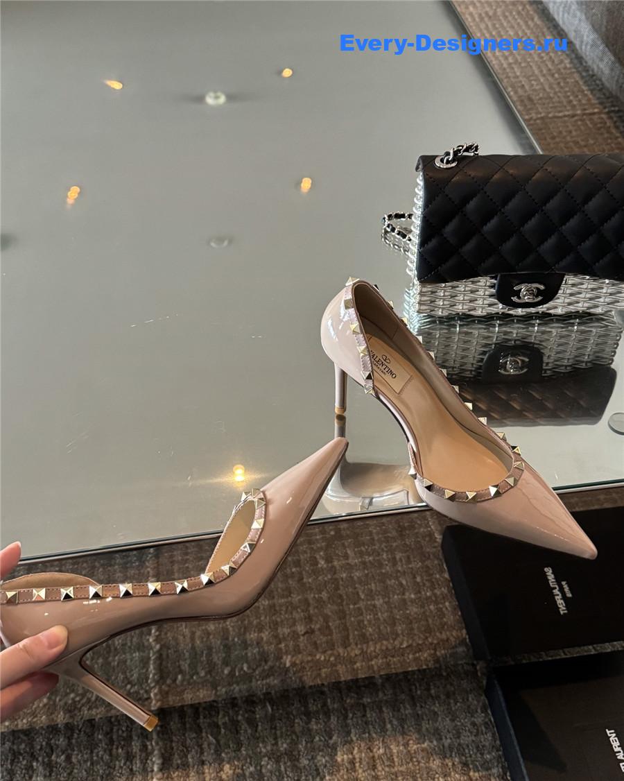 Va1e*ntin0 garavani rockstud pumps in beige patent leather