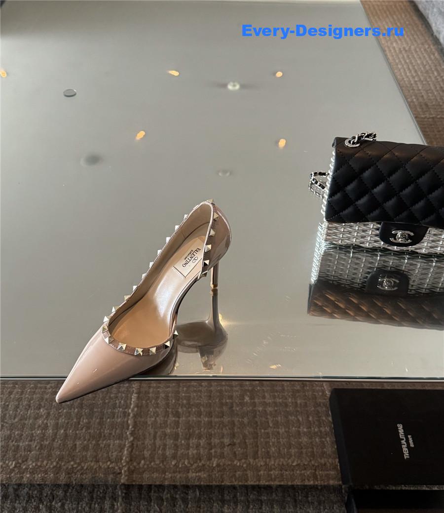 Va1e*ntin0 garavani rockstud pumps in beige patent leather