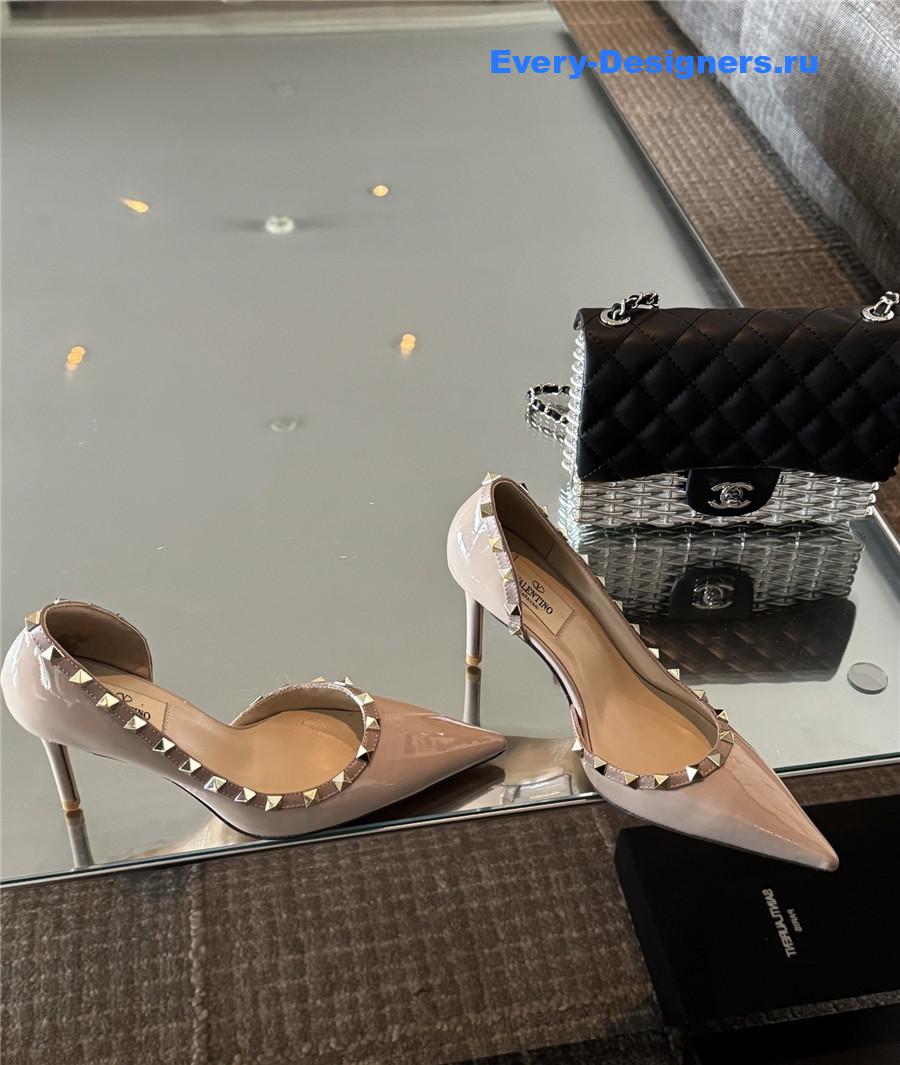 Va1e*ntin0 garavani rockstud pumps in beige patent leather