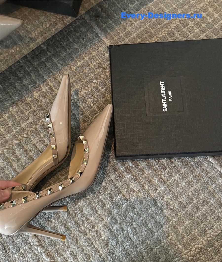 Va1e*ntin0 garavani rockstud pumps in beige patent leather