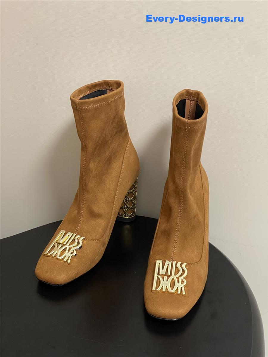 D10r brown suede block heel ankle boots