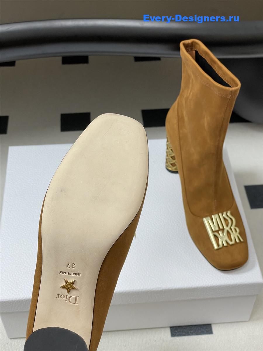 D10r brown suede block heel ankle boots