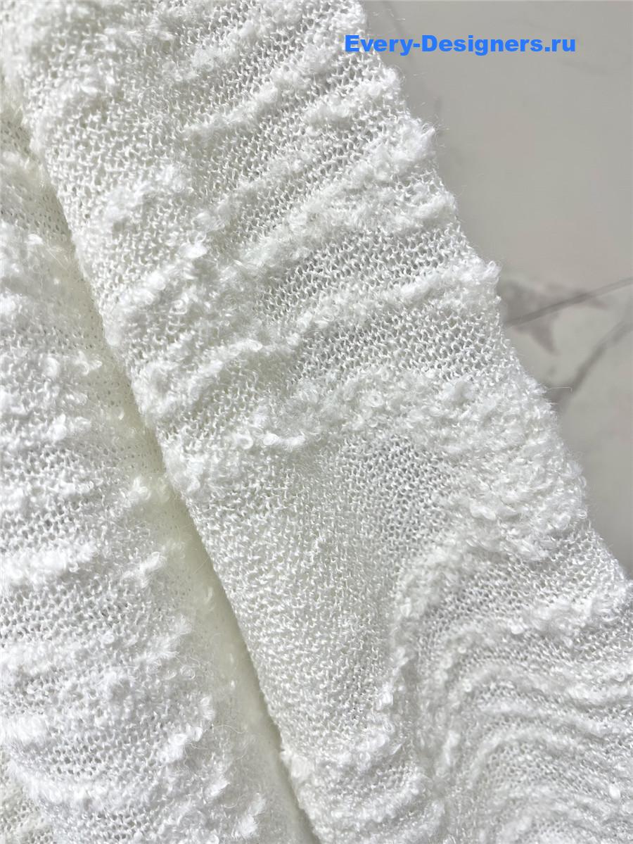 D10r loose white long-sleeved knit top